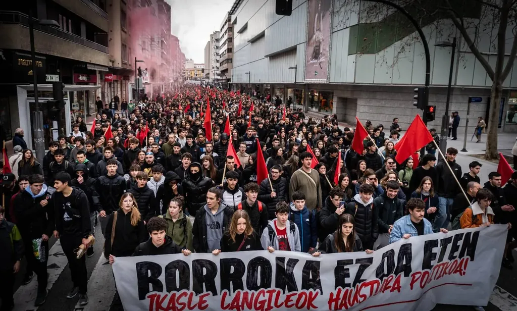 Martxoaren 3an, milaka ikaslek hartu dituzte Gasteizko kaleak IASen ...